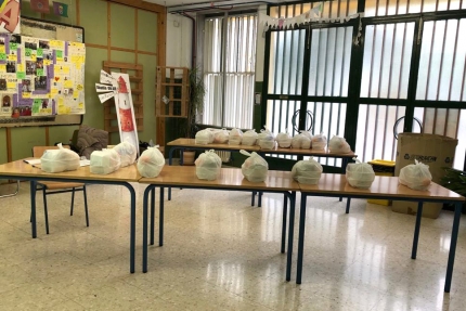 Bolsas con la comida elaboradas preparadas para su entrega hoy miércoles en las instalaciones del Colegio Abadía 