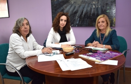 La concejala de Igualdad, Mª Carmen Calderay (derecha), junto a dos técnicas del Centro Municipal de la Mujer de Albolote.