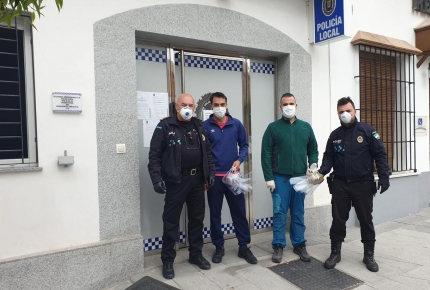 Los dos jóvenes, centro, junto a represetantes de Policía Local en el momento de la entrega de las máscaras. 