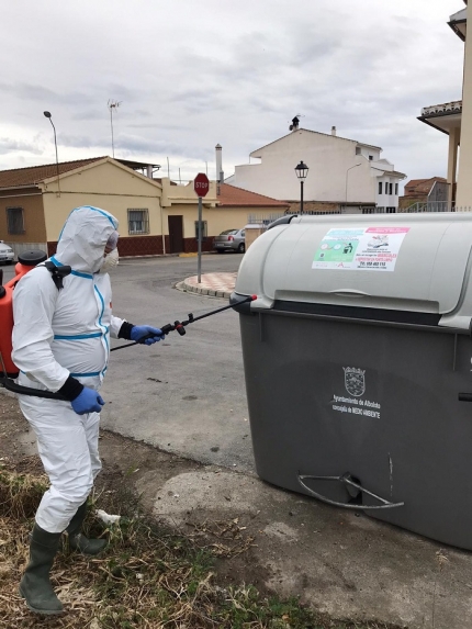 Un operario realiza labores de limpieza