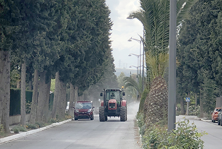 Un tractor durante las tareas de desinfección en una urbanización de Albolote.