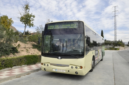 Autobús metropolitano en uno de sus servicios 