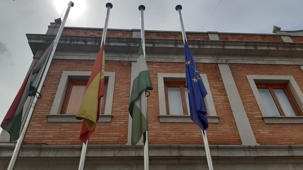 Banderas a media asta en la plaza del Ayuntamiento 