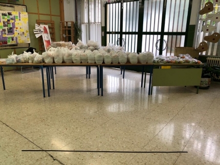 Paquetes de comida repartidos este lunes en el colegio Abadía 