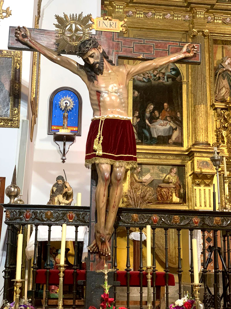 La imagen del Cristo de la Salud ha presidido toda la Cuaresma en el enrejado del altar mayor