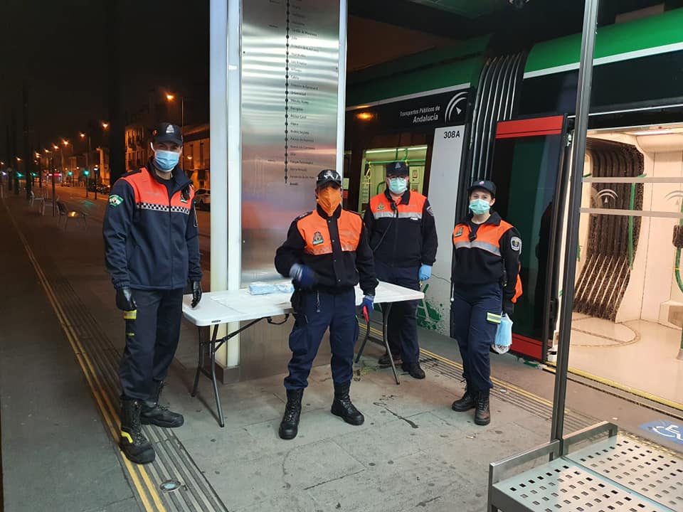 Voluntarios de Protección Civil de Albolote repartiendo mascarillas en el metro 