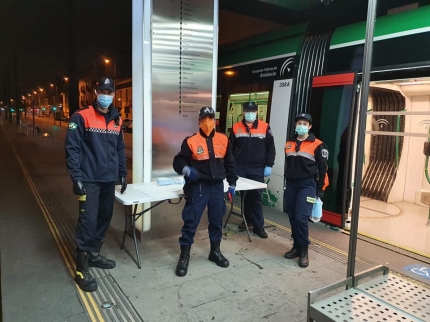 Voluntarios de Protección Civil de Albolote repartiendo mascarillas en el metro 