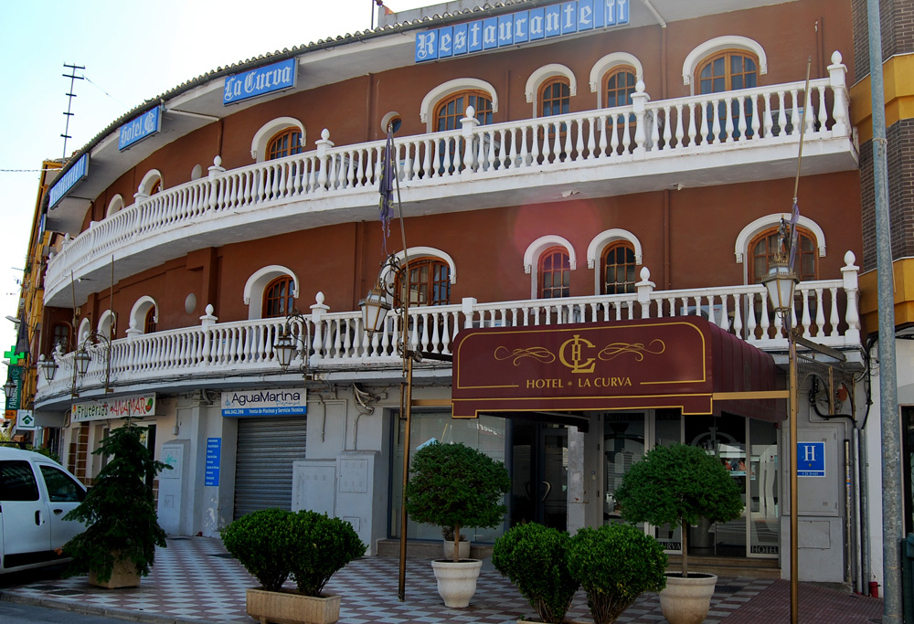 Fachada exterior del Hotel La Curva ubicado en el Paseo de Col�n de Albolote