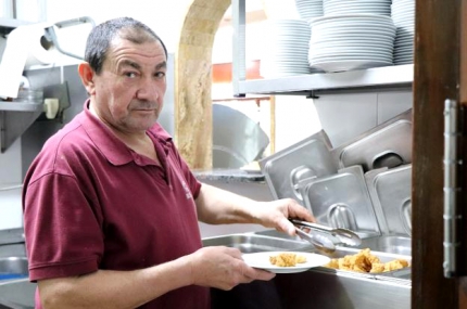 Juan Ramírez, propietario del Bichitos en una foto de archivo en la cocina del restaurante. /T MERINO