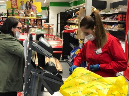 Cajera de uno de los supermercados Covirán de Albolote durante su jornada de trabajo