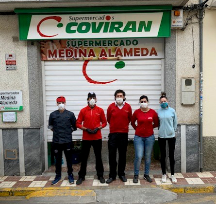 Personal del Covir�n Medina Alameda de Albolote a las puertas de su establecimiento. 