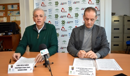 El concejal de consumo, Manuel Montalvo, Junto al técnico responsable de la OMIC, José Antonio Rodríguez en rueda de prensa