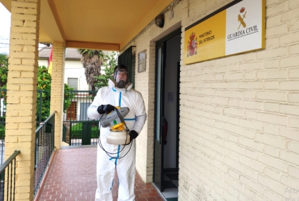 Carlos Cobo con su traje epi y careta muestra  uno de los nebulizadores empleado en la desinfección del cuartel de la Guardia Civil de Albolote 