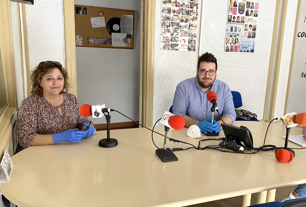 Los concejales de Cultura (Toñi Guerrero) y Fiestas (Juanjo Martínez) en los estudios de Radio Albolote en una foto de archivo. 
