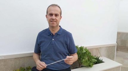 El director de la Banda de Música, Juan Miguel Nievas, posa con su batuta para esta entrevista en el patio de su casa.