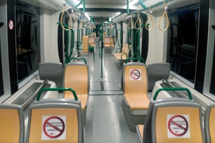 El metro también ha adaptado la señalización a la nueva situación de distanciamiento social.