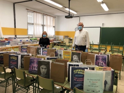 Los concejales de Educación y Servicios Sociales, Carmen Calderay y Manuel Montalvo, junto a los lotes de material escolar