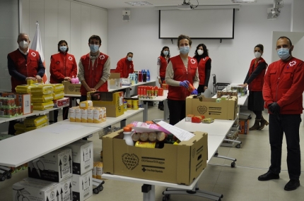 Voluntarios de Cruz Roja colaborando en el reparto de alimentos 