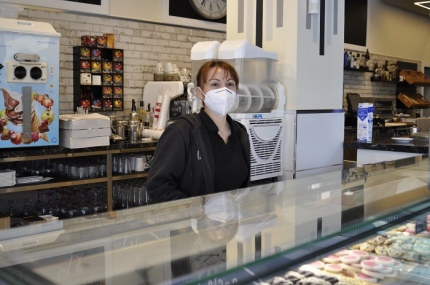 Una de las dueñas de una cafetería de Albolote 