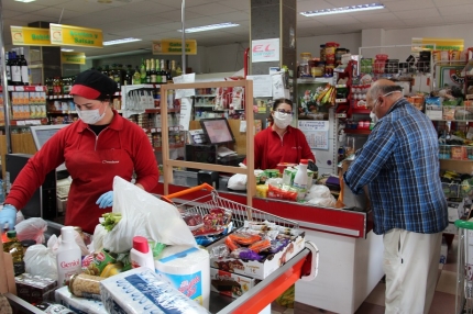 Cajeras en el supermercado de El Chaparral 