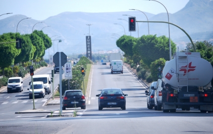 Una de las arterías principales de Juncaril en la que desde hace ya unos días se observa un importante tránsito de vehículos. 