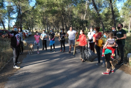 José María, primero por la izquierda, da instrucciones a parte del grupo ayer lunes al inicio de una batida de limpieza. /J.M.