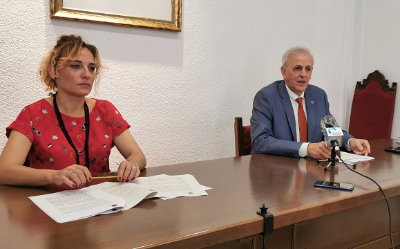 La portavoz del gobierno local, Marta Nievas y el concejal de comercio, Manuel Montalvo en rueda de prensa 