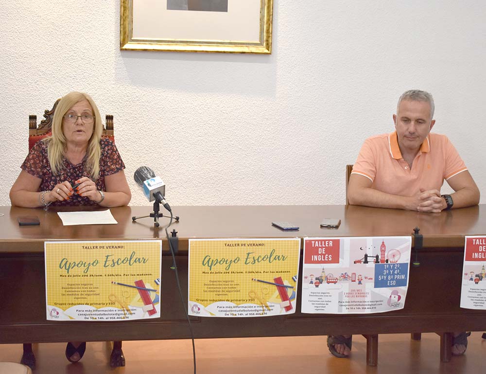 La concejala de Juventud, Mª Carmen Calderay y el técnico, Jorge Remacho, anunciaron el programa para el verano 2020. Abajo, una imagen de la Ludo de Verano del pasado año.