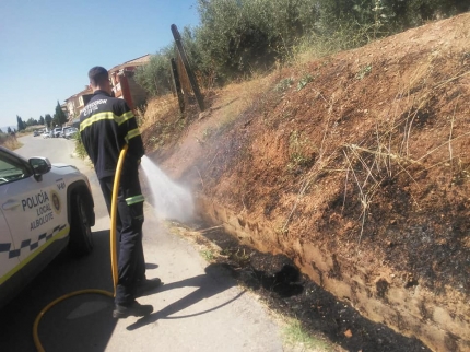 Voluntarios de Protección Civil extinguiendo un conato de incendio 