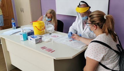 Concejal de salud, Manuel Montalvo, haciendo las pruebas del Covid-19