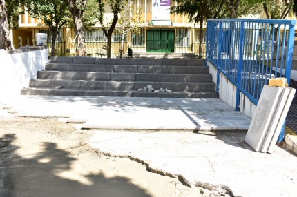 Enlosado de uno de los accesos al colegio Abadía, una de las mejoras que se está llevando a cabo durante estos días