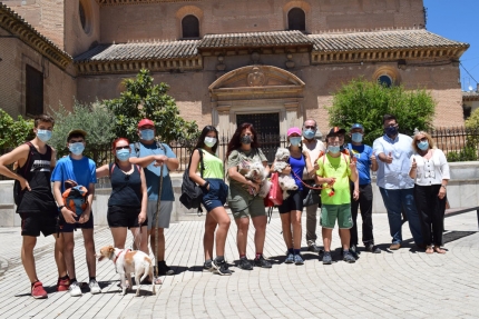 El grupo de peregrinos posa en la Plaza del Ayuntamiento con varios concejales