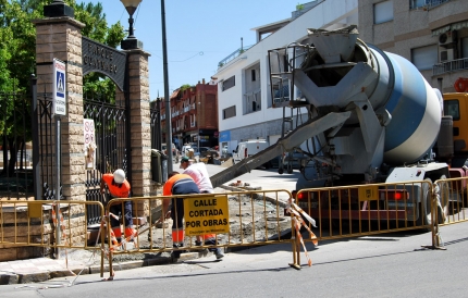 Trabajos de hormigonado de una de las aceras hace varios días. 