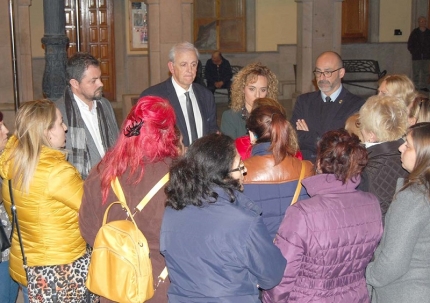 David Navarro escucha a a las auxiliares de ayuda a domicilio en una foto de archivo 