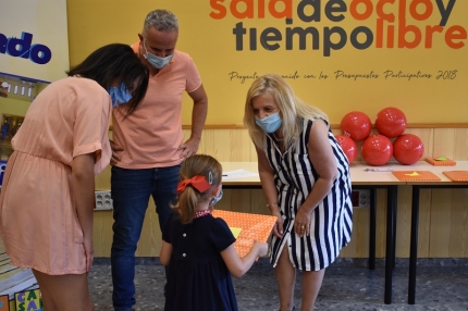 La concejala de juventud, Carmen Calderay, entrega los premios de los concursos del confinamiento