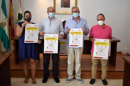 Representantes del Ayuntamiento, ASCOAL y Cruz Roja con el cartel de la campaña tras la rueda de prensa