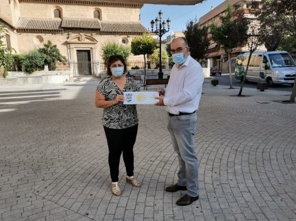 Los concejales de Turismo y Cultura, Juanma Ocaña y Toñi Guererro, presentan la placa del Camino de Santiago 