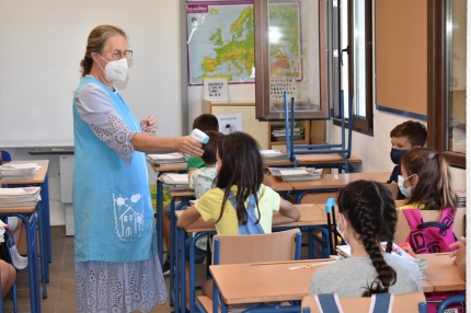 Una maestra del San Isidro Labrador toma la temperatura a su alumnado el primer día de clase. 