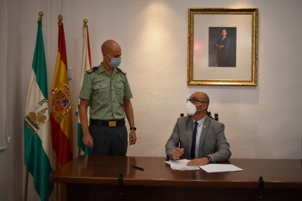 El alcalde y el Sargento de la Guardia Civil firman el protocolo Viogen 