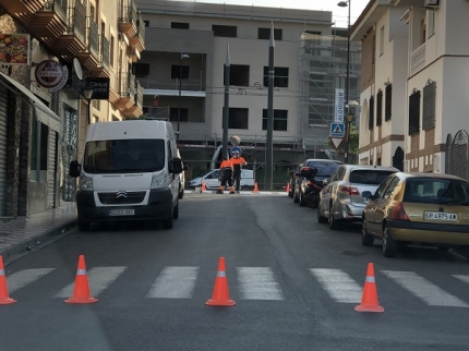 Pintura de un paso de cebra en el barrio Tínar 