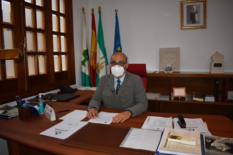 El alcalde, Salustiano Ureña, en su despacho 