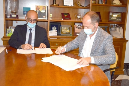 El alcalde y el director de la empresa Redexis durante la firma del convenio.