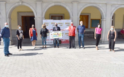 Representantes del equipo de Gobierno y de Cruz Roja durante la presentación del sorteo en la plaza del Ayuntamiento. 