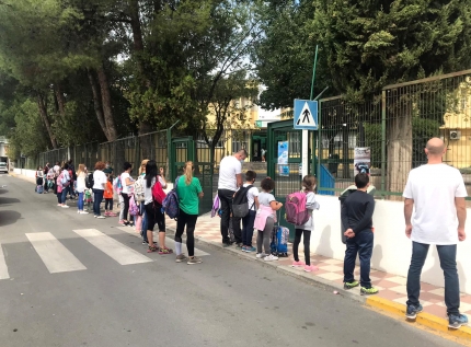 Cadena de familias y escolares a las puertas del colegio Abadía a mediodía del viernes 9 de octubre pidiendo una solución al problema del comedor 