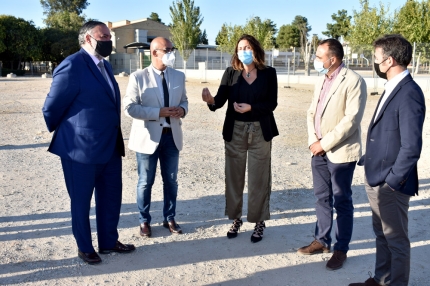 Loles López, junto al alcalde, Salustiano Ureña, el delegado del Gobierno, Pablo Garcia, el presidente provincial del PP, Fco Rodríguez y el secretario provincial, Jorge Saavedra, durante la visita al solar que ocupará el futuro IES 