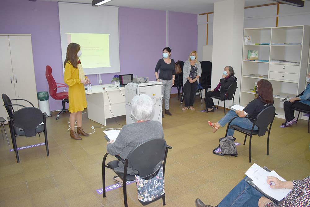 Inicio del taller orientado al colectivo femenino en la Sala de la Igualdad.