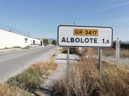Señalización de entrada a Albolote por carretera de Atarfe.