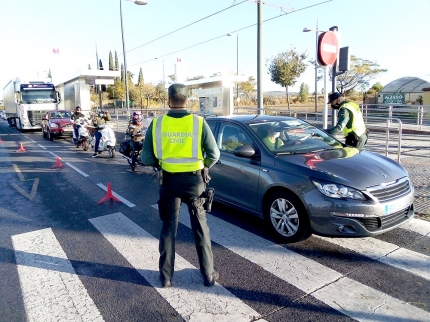 Control informativo de la Guardia Civil a primera hora de la mañana en la carretera Albolote-Maracena