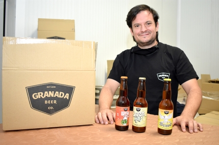 Luis Fernando muestra los tres tipos de cerveza artesana que a día de hoy salen de la fábrica de Albolote. 