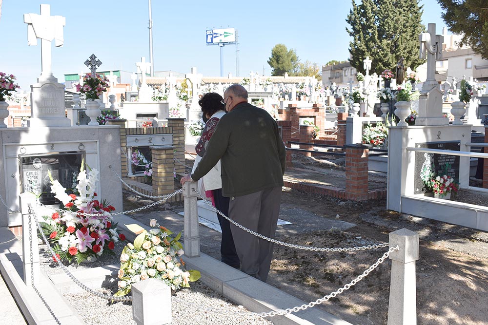 Vecinos visitan a un difunto esta mañana en el cementerio de Albolote.